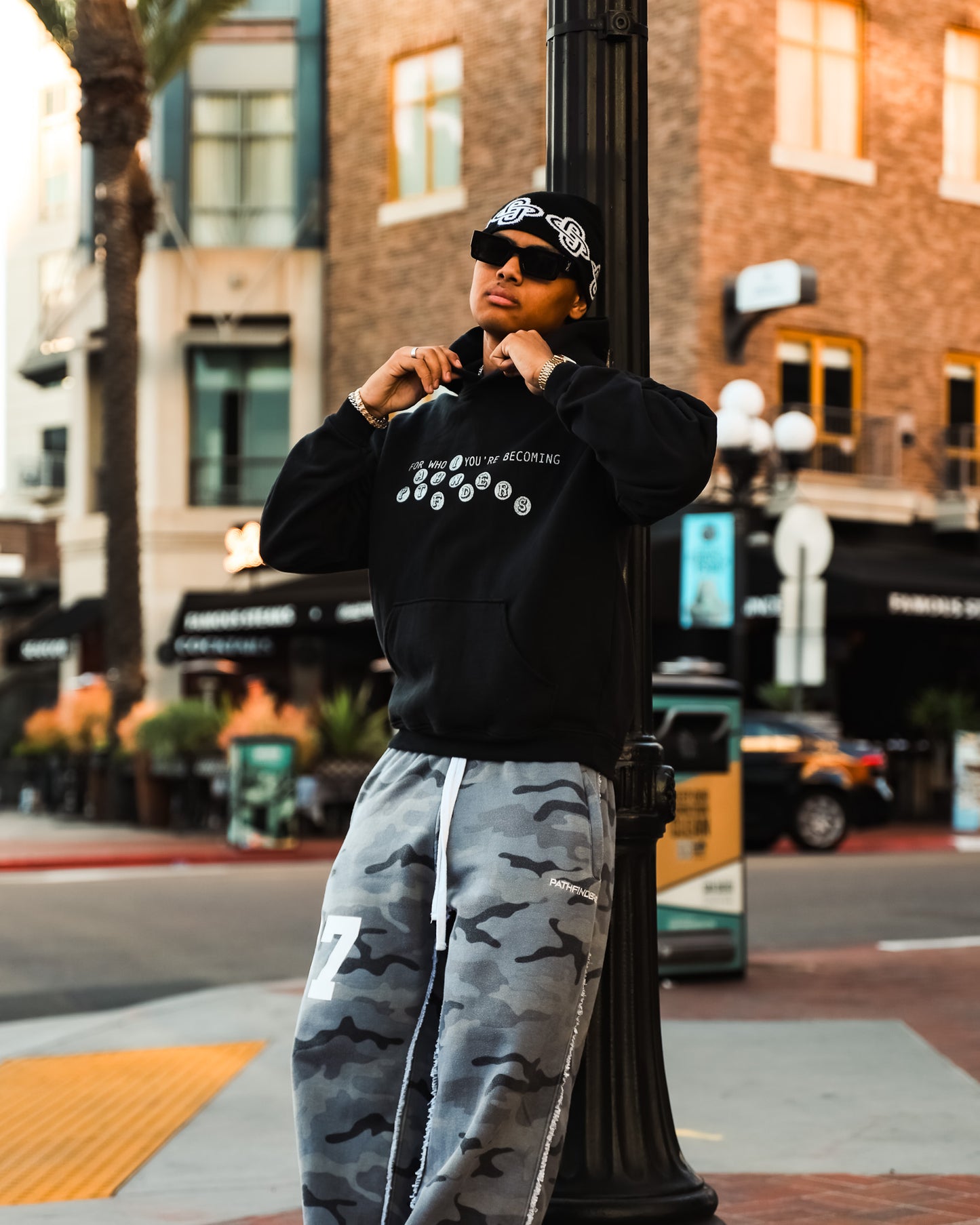 BECOMING HOODIE BLACK